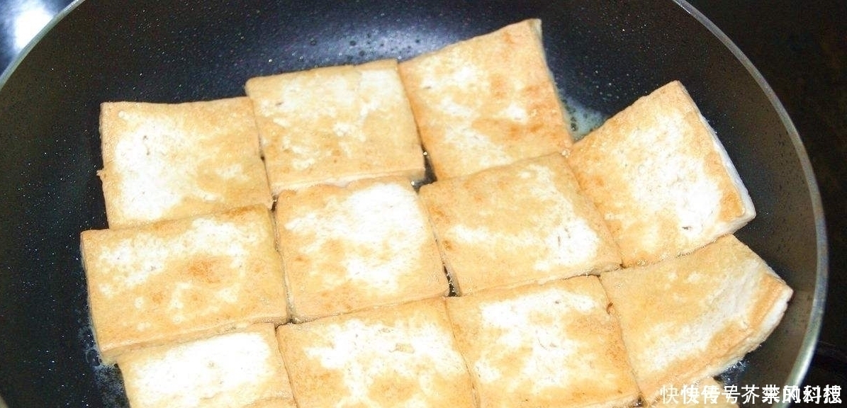 煎豆腐时,直接下锅万万不可,煎之前多加一个步骤,豆腐不粘锅