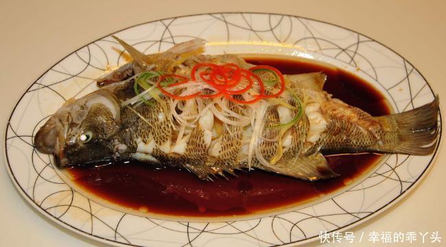 做清蒸鱼,全程不要用盐和料酒,学会厨师这一招,鱼肉鲜嫩无腥味