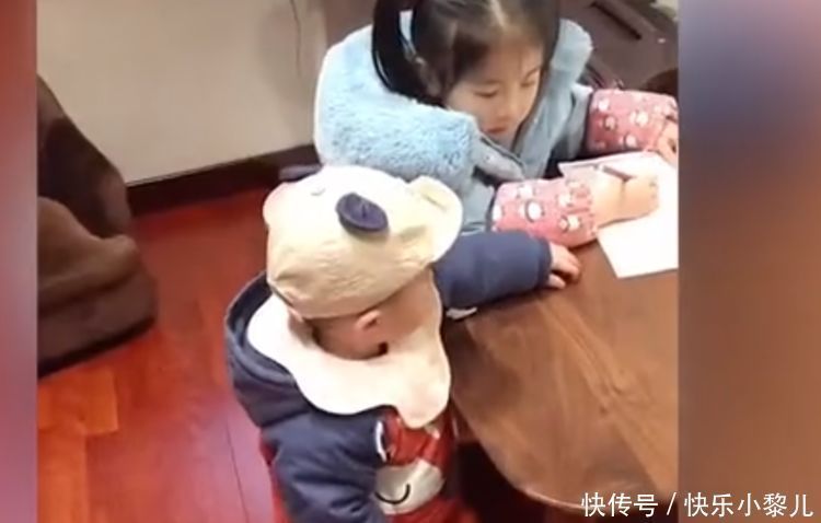 心肝宝贝|男娃上前“捣乱”,姐姐眼神吓退弟弟,网友:再也不是心肝宝贝了