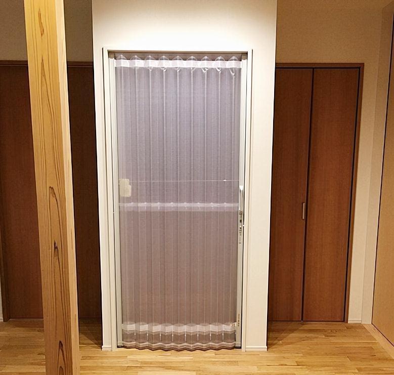 手风琴|窗帘别再局限布质的了,换成这种隔音效果好还防尘,可隔断可当门