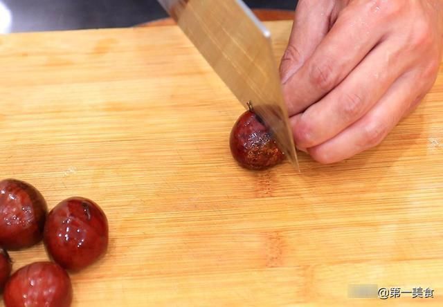 板栗别再炒着吃了，厨师长教你新做法，香甜绵软，个个开口好剥皮