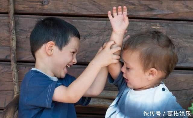 妈妈的化妆品总是不翼而飞，查看女儿书包后，眼前的一幕哭笑不得