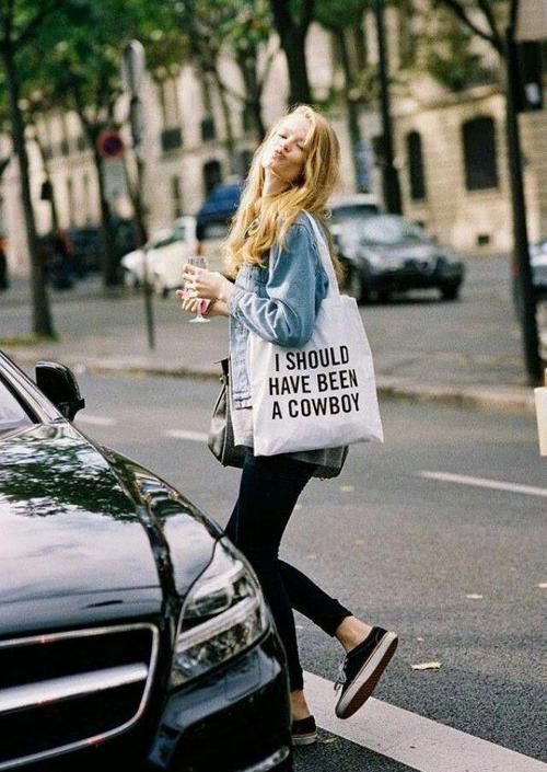 别背双肩包了吧!今年流行“托特包”,容量大不说,还耐脏又方便