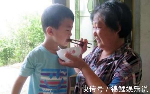 李老师|一年级男孩总穿旧衣服,老师以为家里穷,爸爸参加家长会一身名牌