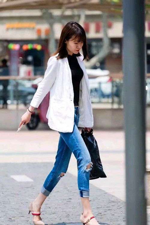 美丽|街拍小姐姐一款蓝色的T恤搭配白色短裤,很显青春活力的气息