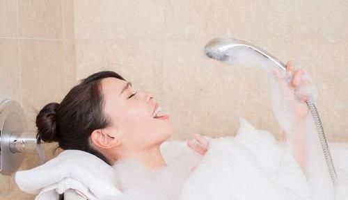 女性|女性洗澡时,先洗头还是先洗身顺序弄反了,这些危害别小瞧