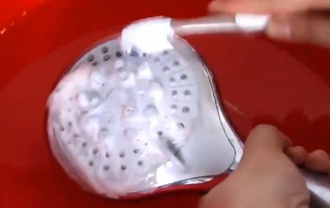 堵塞|淋浴头堵塞还漏水?不要急着换,教你不花一分钱,轻松解决