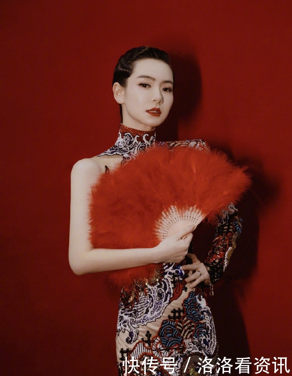 配花|被戚薇的复古风美晕!一尺长耳环配花短裙,同框李承铉大秀漫画腿