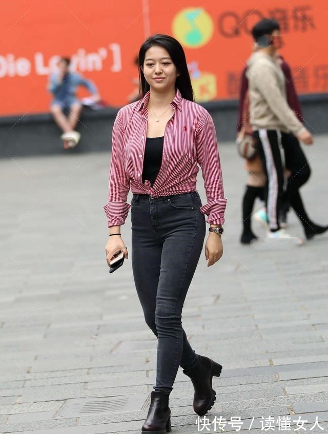 小姐姐 格纹图案中长款衬衫搭配黑色弹力小脚裤,休闲时尚,多样又百变!