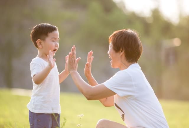 小雨|孩子在父母身边需要获得“能量”,很多家长并不在意,你做到几个