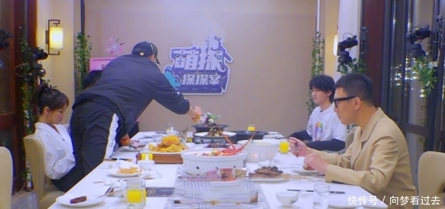 黄子韬 萌探团吃饭沟通感情时,唯独杨紫“不在状态”,怕是忘了有镜头