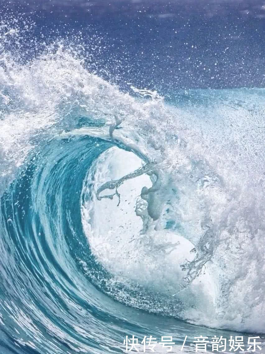 通透蓝的童话婚礼,有漂浮在海上的泡沫,和静谧的海棠花开