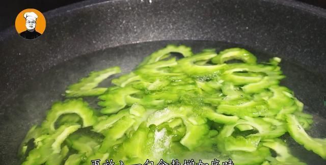 苦瓜|苦瓜跟洋葱真是绝配，天热做上一盘，清热又解暑，每次都光盘！