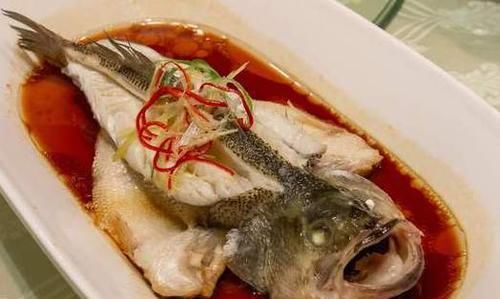 不管蒸什么鱼，都别再加盐腌制了，教你正确做法，鱼肉更香嫩