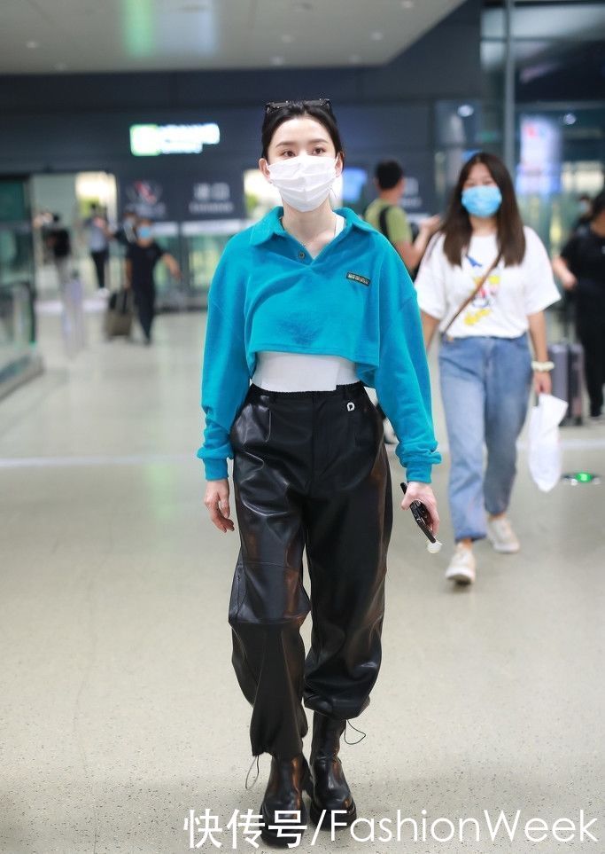  双腿|用机车靴点亮时尚，配上大衣外套，显得双腿更加纤细