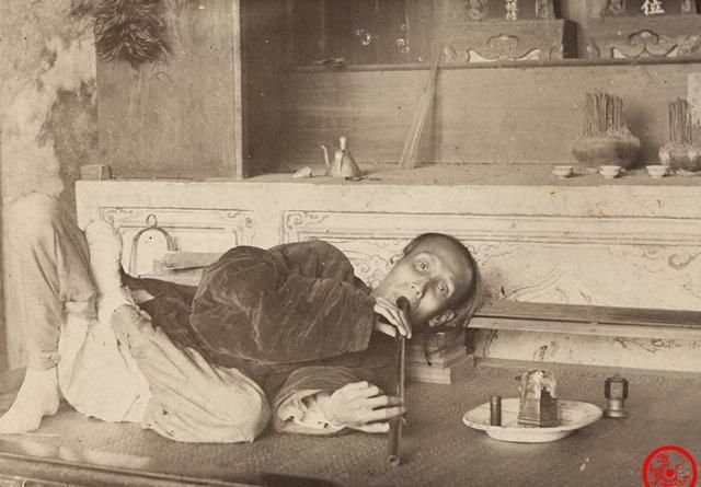 生活照|老照片清末人物生活照,女子展示发髻,幼儿园孩子学英语