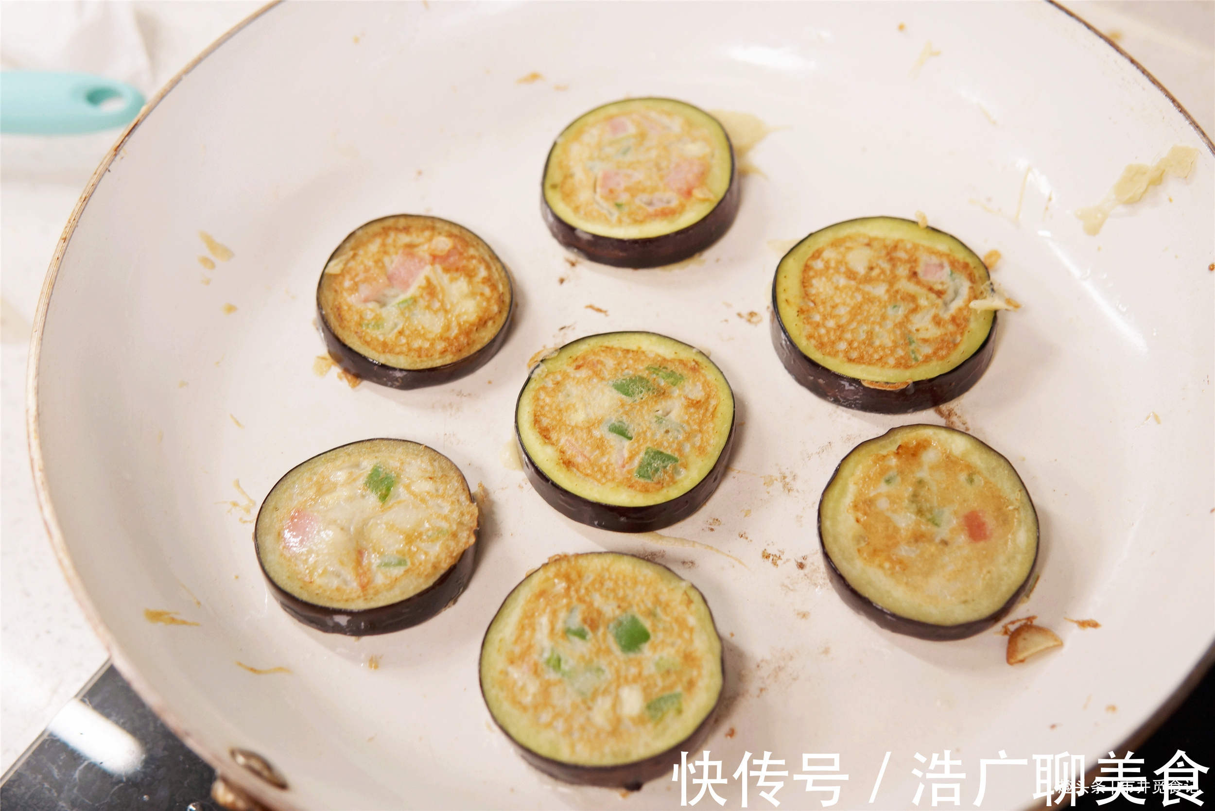 夏天|夏天,我家爱吃的“茄子饼”,简单省事,早餐能吃五六块,真香呀