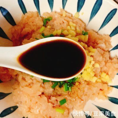 好吃不胖!一口酥脆还爆汁的鸡胸肉小馅饼