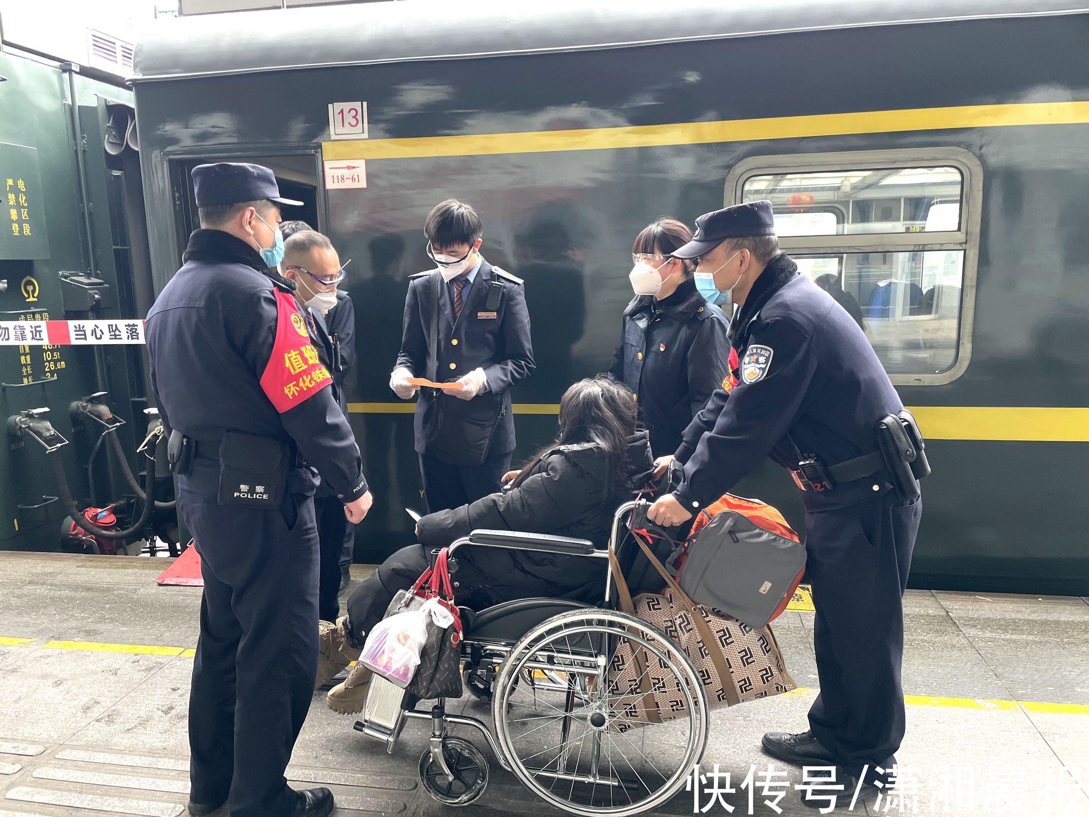 民警|暖心！残疾旅客为赶乘列车急出汗水，怀化铁警将其送上站台