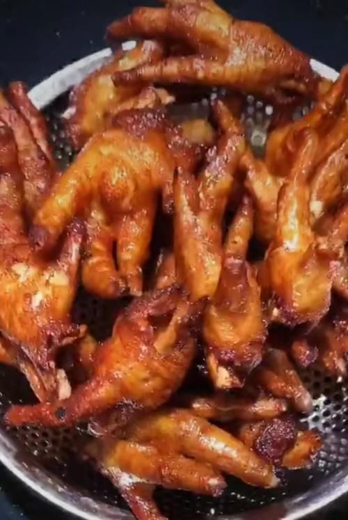  鸡爪为什么总是做不好吃？学会一招保证做出的鸡爪软烂脱骨超好吃