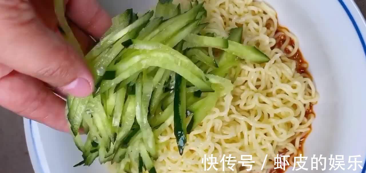家常麻酱拌面的做法，正确芝麻酱的用法很重要，清爽不腻唇齿留香