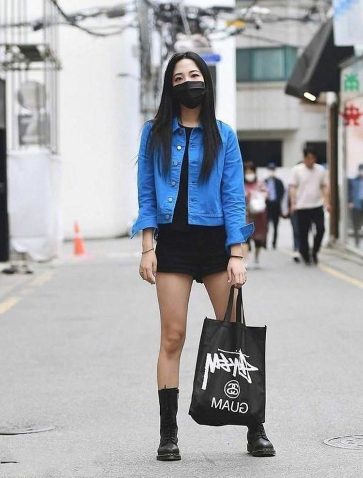 街拍|街拍小姐姐的身材匀称凸显韵味,走路时撩头发的姿势的确迷人