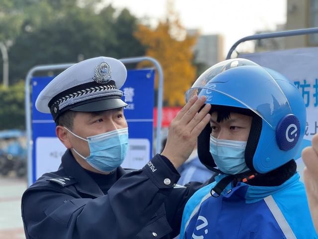 安全意识|在“全国交通安全日”，成都交警为了文明出行送上这些宣传“大礼包”