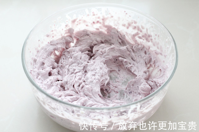 风靡朋友圈的网红小甜品，没有烤箱也能做，软糯香甜一口气能吃仨