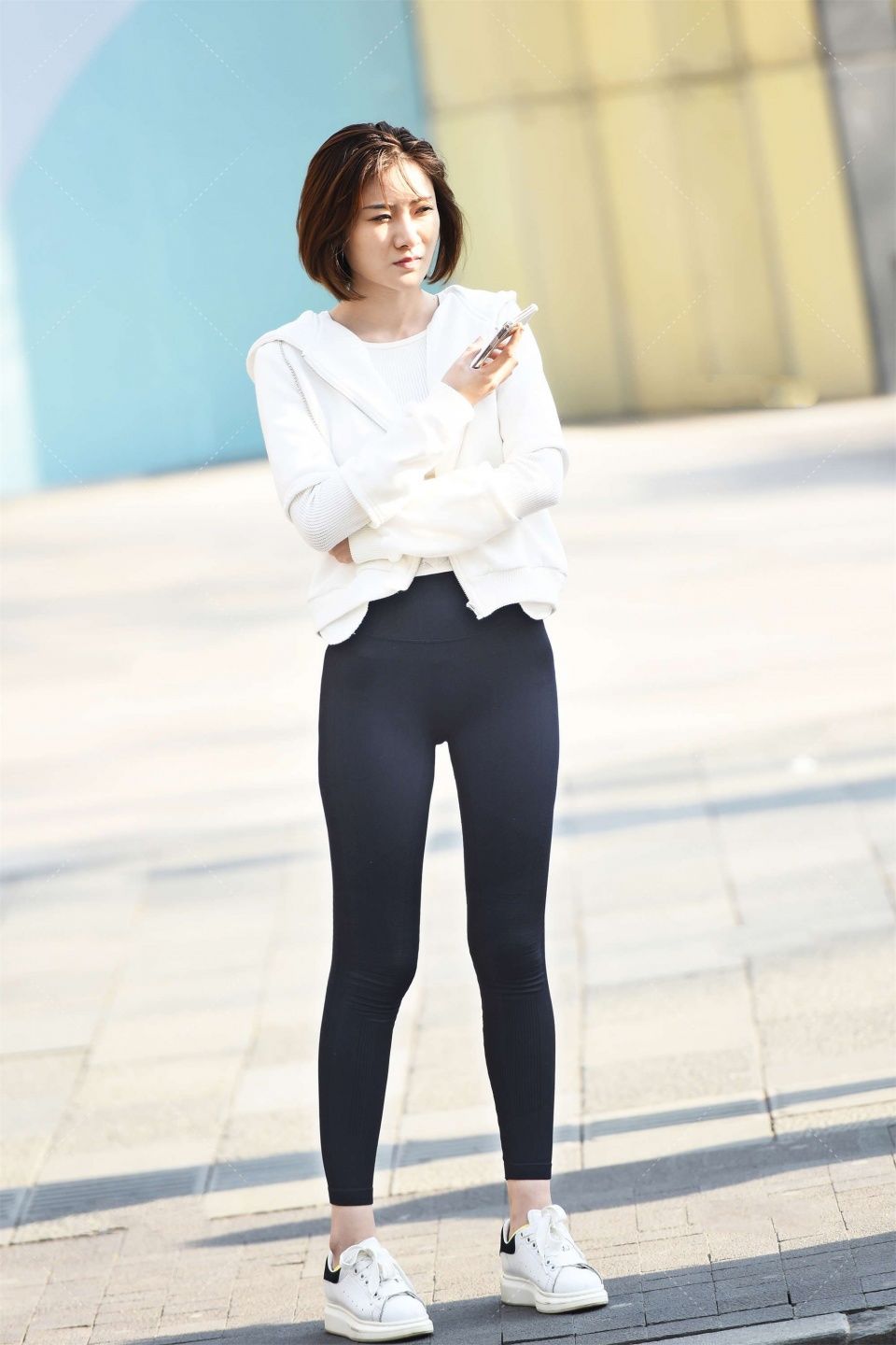 白色开衫连帽卫衣，下搭黑系瑜伽裤，经典黑白穿搭保暖又时尚