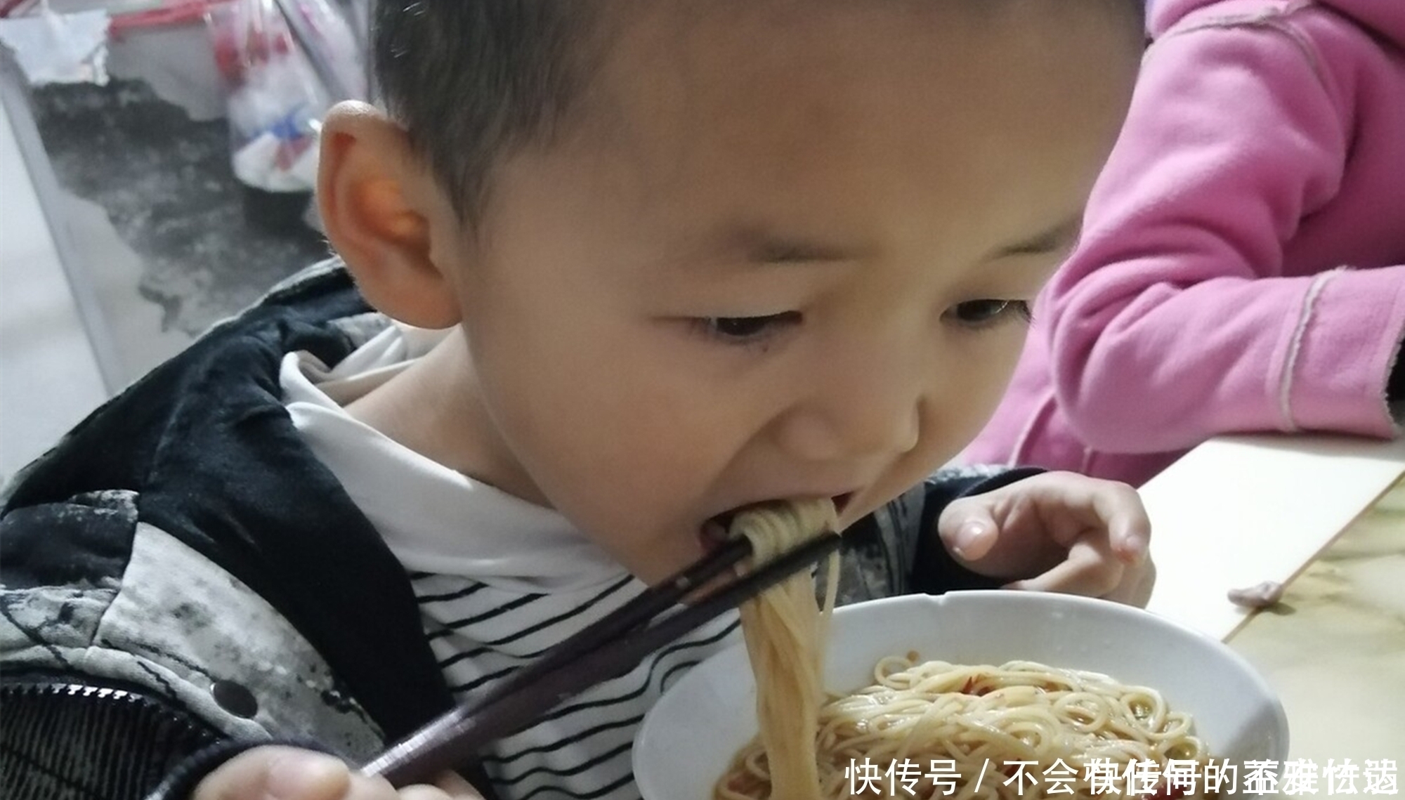 吃糖|青春期的孩子身高有“猛长期”,发育信号很隐秘,妈妈要学会发现