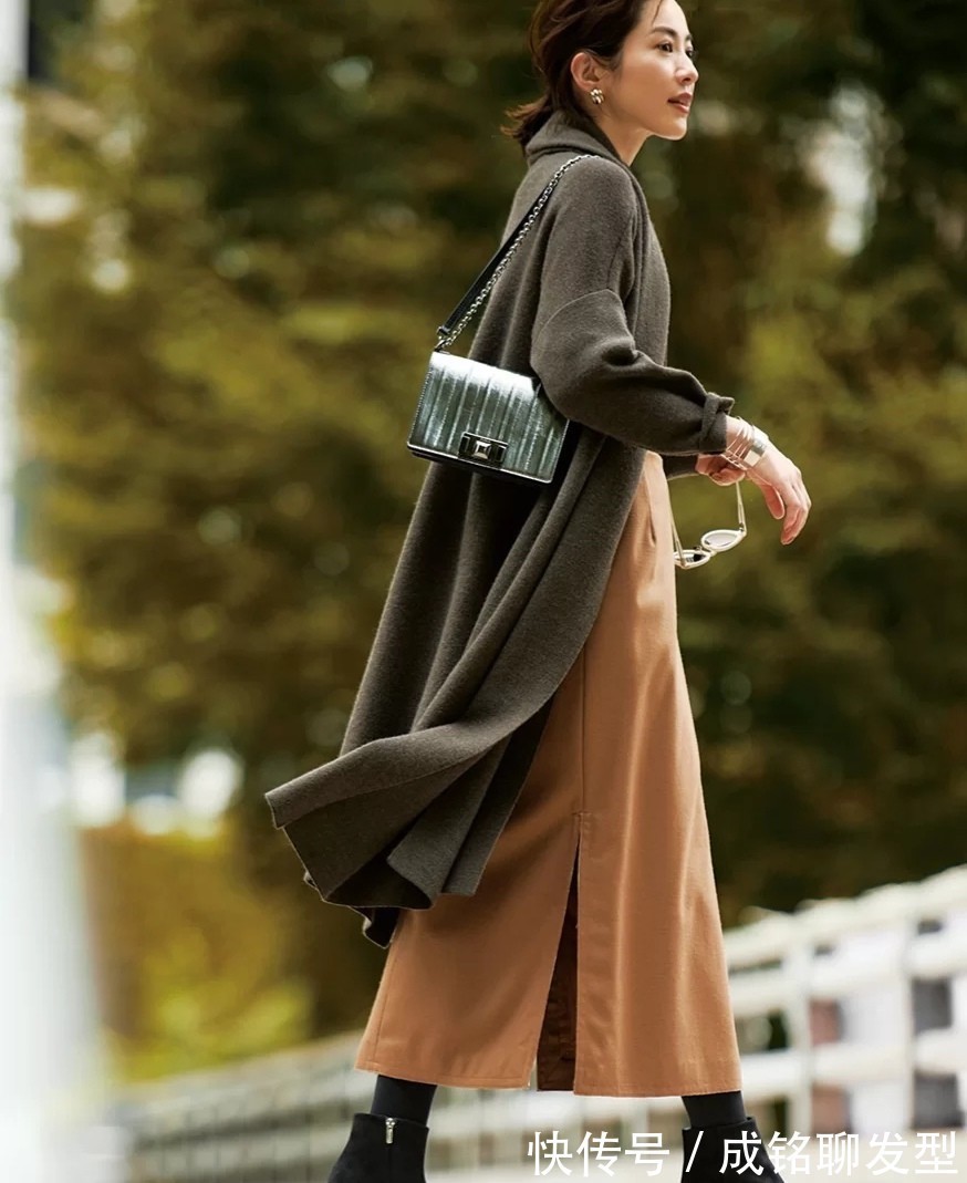 深灰色|摆脱臃肿感和路人感,时尚高级的日系穿搭,适合40+的成熟女人