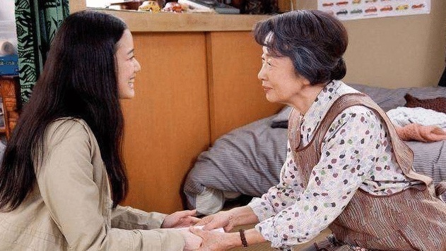 妈妈|有妈的孩子像块宝,92岁妈妈摘菜包饺子,72岁女儿看电视等吃