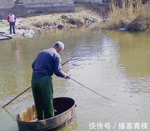 城里人|农村老汉做“婴儿船”下河钓鱼，城里人说他傻，上岸后众人傻眼了