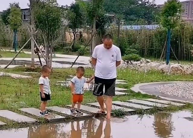 爸爸|爸爸带双胞胎儿子去遛弯，到了饭点还不回家，妈妈找到3人时当场无语