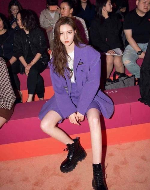 靴子别买太多，今年秋冬有这4双就够了，保暖时髦，还不易撞鞋