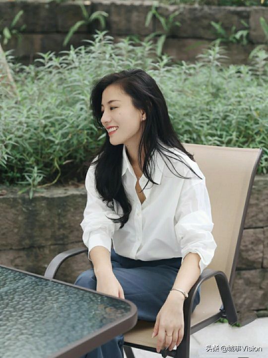 休闲|休闲职场充满能量的白衬衣应该怎么搭?设计划规师分享干货