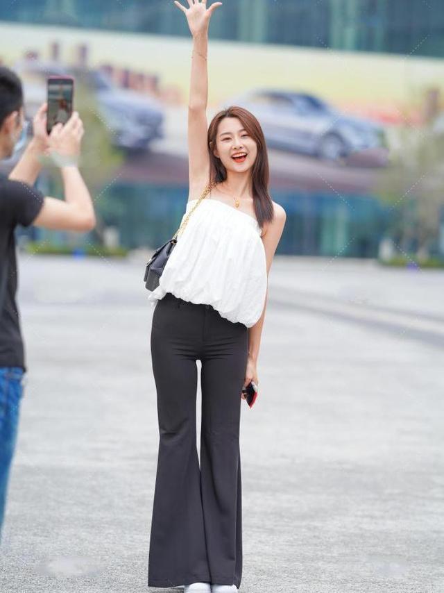 喇叭裤|美女街拍：黑色和白色的经典搭配，设计感十足，尽显年轻时尚感