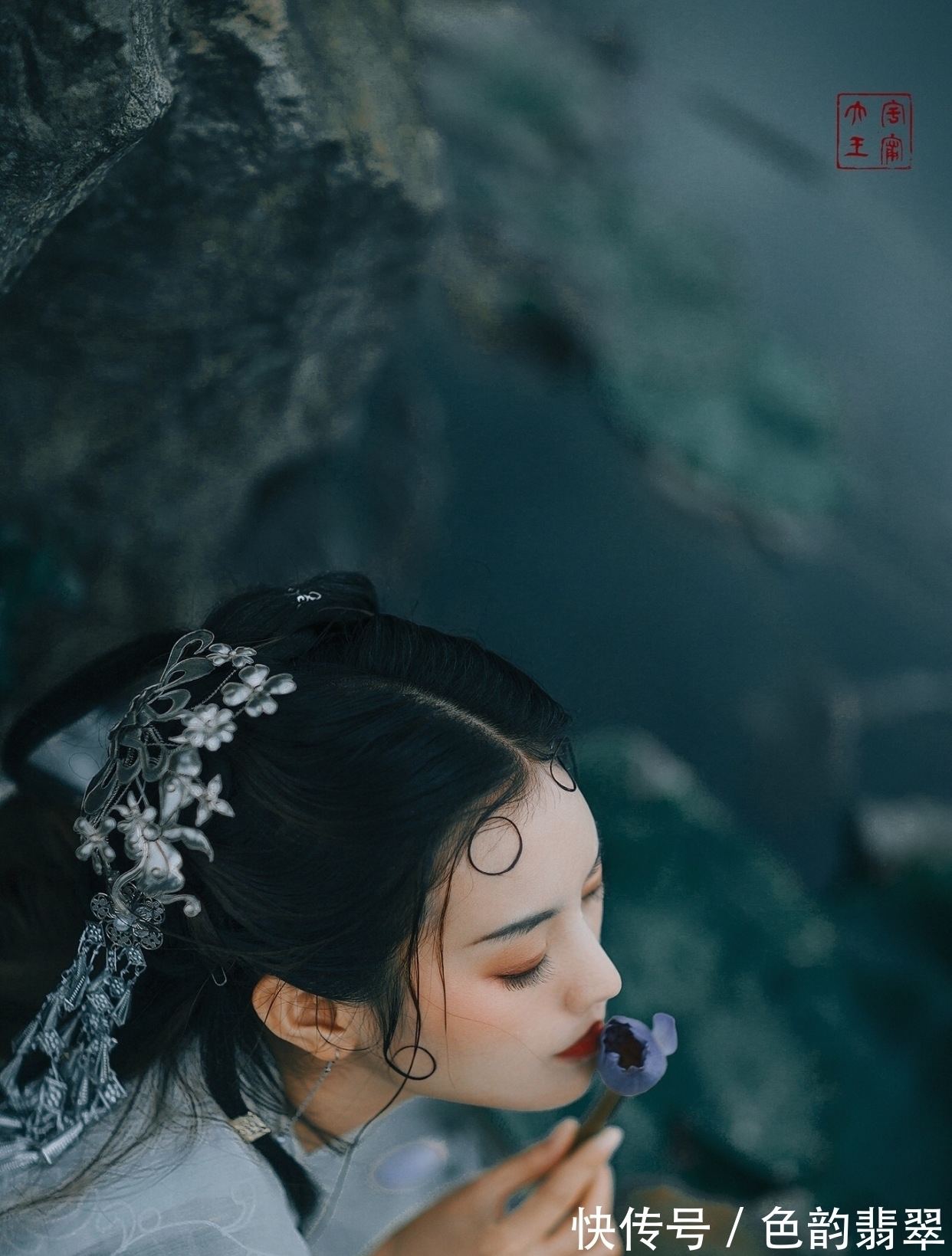 绛袍春浅护云暖&秋江渺渺芙蓉芳,秋江女儿将断肠,绛袍春浅护云暖,翠袖日暮迎风凉