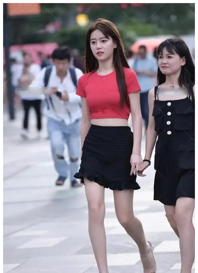 搭配|红色短T恤搭配黑色百褶裙,一种自然的美,凸显完美身材