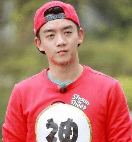 跑男上“最大牌”的艺人,不顾镜头公开玩手机,导演却不敢吭气