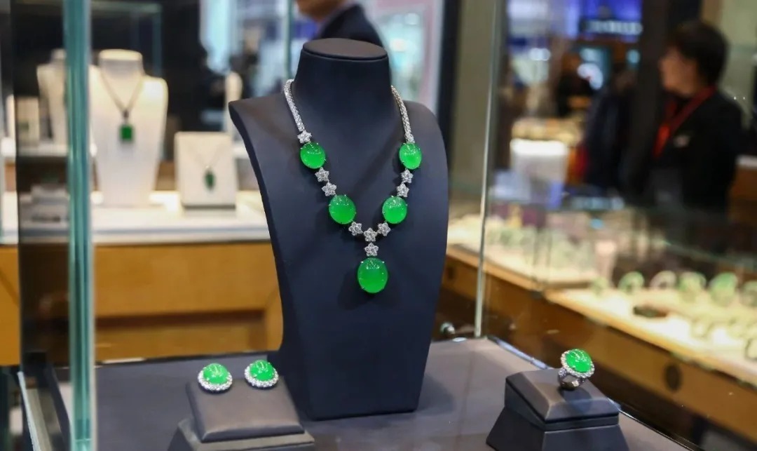 直射光|翡翠柜台上的翡翠可不是随便摆的,这样弄你才会喜欢买!