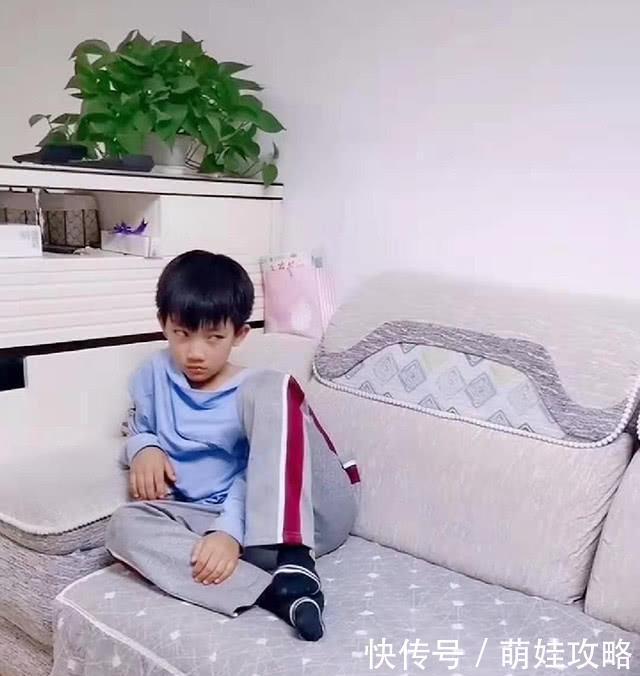 爸爸抱着女儿柔情似水，儿子坐角落“冷眼旁观”，妈妈笑翻