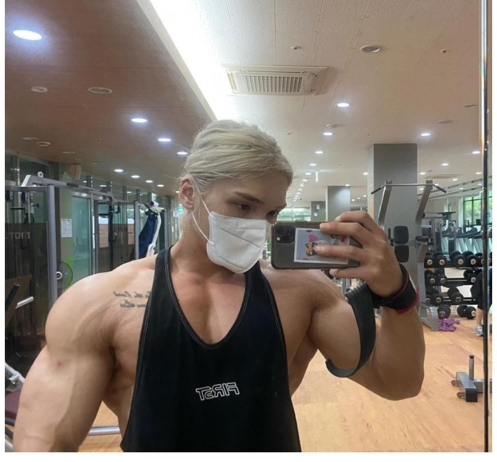 |解说搞笑吃鸡78:原来G港的肥物资都在这,数数几把信号枪和三级套?