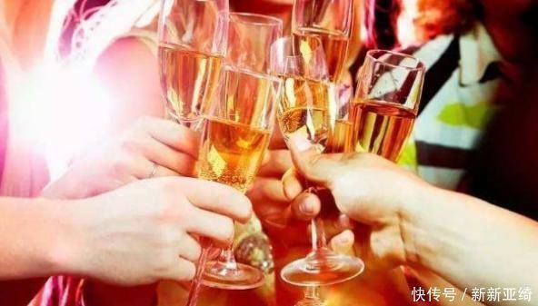 不良习惯|高血压人群能喝酒吗？专家：答案或许跟你想的不太一样！