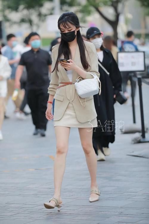  牛仔|街拍：露腰的背心搭配牛仔热裤，展现出美女性感的身姿