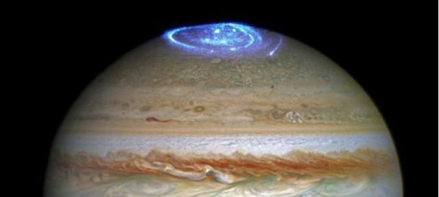 新研究揭示了木星奇特不对称极光活动的耐人寻味的秘密