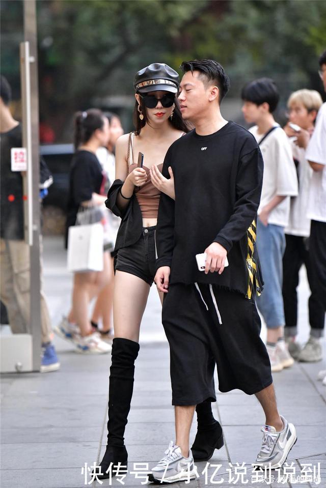 黑色短裤搭配棕色吊带,脚上一双长筒靴,“混搭风”高级大气