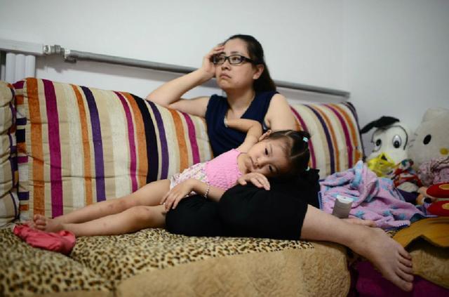 邋遢|妈妈穿“露肩装”逛街,直男儿子为她操碎了心,暖心举动笑翻网友