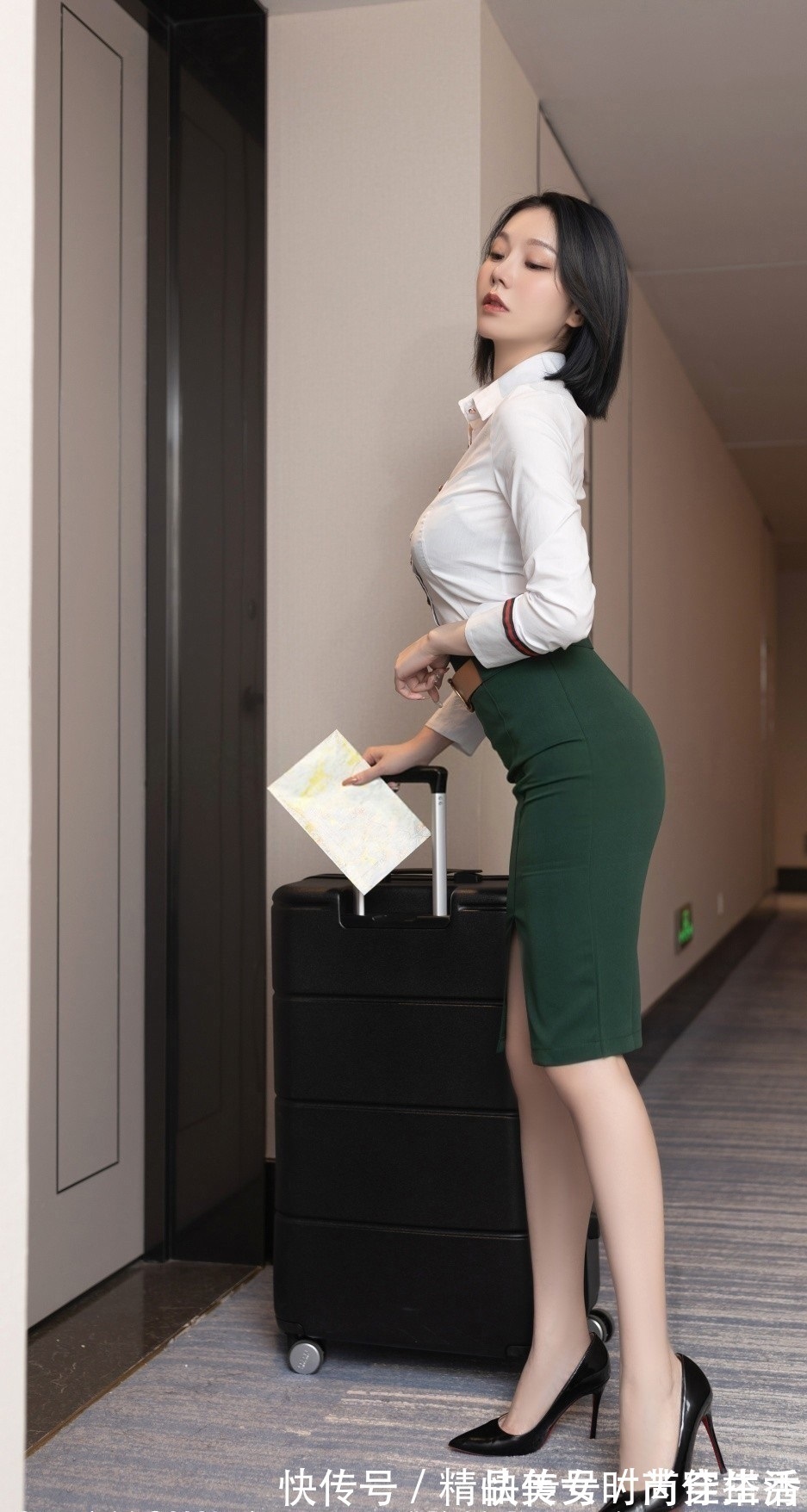 俏皮感 白色的衬衫下搭墨绿色的半身裙,做一个优雅的女人