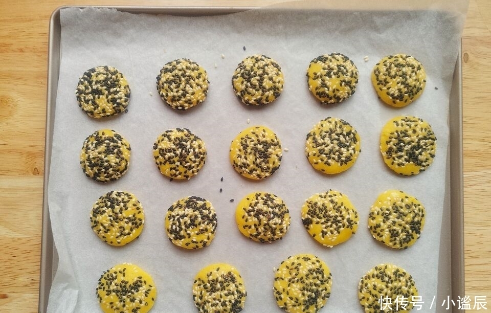 鸡蛋别再炒着吃了,做成小零食,酥香可口,孩子一口气能吃10个